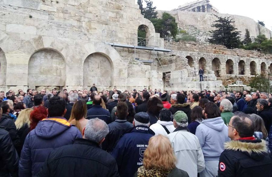 Οπαδοί του Σώρρα δίνουν όρκο κάτω από την Ακρόπολη και τουρίστες κοιτούν απορημένοι